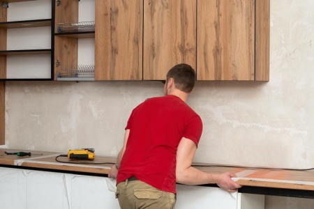 Les étapes essentielles pour réussir la pose de votre cuisine équipée